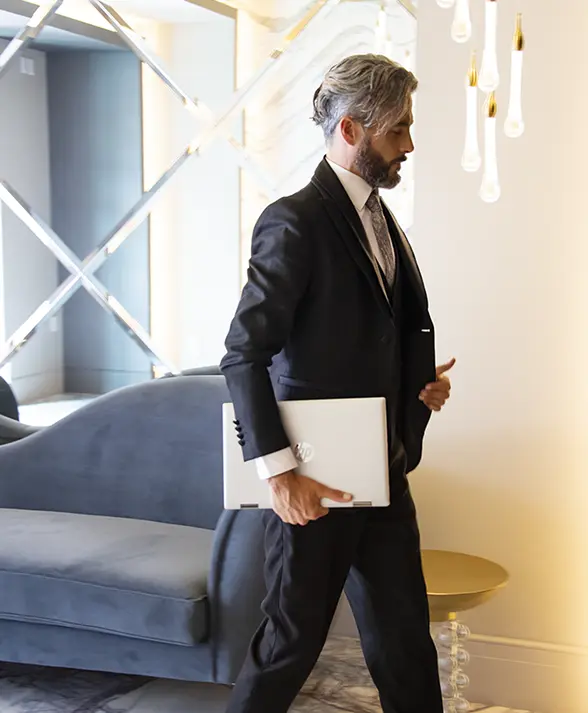 Hombre de negocios en habitación de hotel